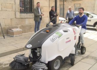 Cambados incorpora ao seu servizo de limpeza unha varredora e unha desherbadora