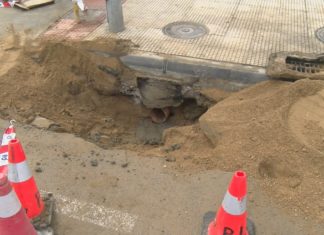 Vilagarcía recupera a normalidade trala rotura dunha tubaxe na zona das Carolinas Vilagarcía recupera a normalidade trala rotura dunha tubaxe na zona das Carolinas