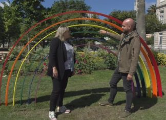 Un arco da vella suma os xardíns da praza do Concello ás reivindicacións do Día do Orgullo