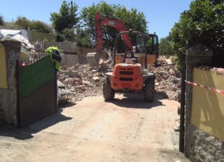 Un home e a súa filla quedan na rúa tralo derrubamento da súa casa por orde da Aplu Un home e a súa filla quedan na rúa tralo derrubamento da súa casa por orde da Aplu
