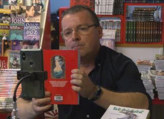 Un libreiro de Pontevedra arrasa en TikTok cos seus vídeos sobre manga
