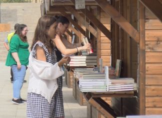 Bo ambiente nas casetas da Cidade de Libro de Vilagarcía
