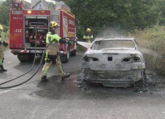 Arde por completo un vehículo en Teaño