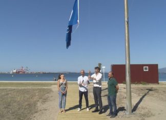 Vilagarcía dá por inaugurado o verán co izado das súas dúas bandeira azul