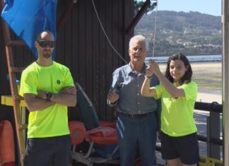 Poio iza as bandeiras do seu primeiro sendeiro azul e a da praia de Cabeceira