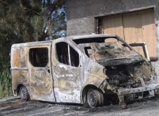 Incendian unha furgoneta intencionadament diante do taller Motonova de Ribadumia