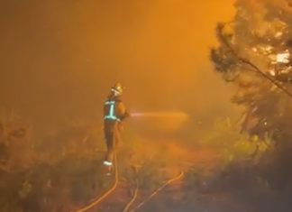 O forte vento dificulta as labores de extinción do incendio de Boiro