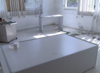 17 mozos e mozas entran nunha nave da confraría da Illa de Arousa e esnaquizan diferentes materiais 17 mozos e mozas entran nunha nave da confraría da Illa de Arousa e esnaquizan diferentes materiais