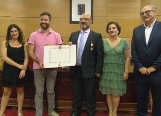 Cambados entrega a cruz de prata da orde de Isabel a Católica a Antonio Javier Porras Cambados entrega a cruz de prata da orde de Isabel a Católica a Antonio Javier Porras