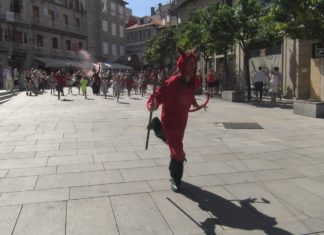 Ducias de nenos perseguen o ‘Demo’ pola zona vella de Pontevedra