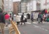 Comerciantes e clientes consideran perigosa a convivencia de vehículos e peóns no mercado ambulante de Vilagarcía Comerciantes e clientes consideran perigosa a convivencia de vehículos e peóns no mercado ambulante