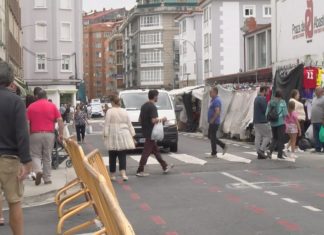Comerciantes e clientes consideran perigosa a convivencia de vehículos e peóns no mercado ambulante de Vilagarcía Comerciantes e clientes consideran perigosa a convivencia de vehículos e peóns no mercado ambulante