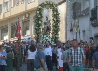 A procesión do Carme dos Pincheiros congrega a multitude de persoas