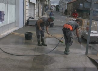 A Pobra mellora o empedrado de acceso ó Castelo