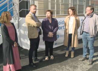 O delegado da Xunta visita en Lousame o autobús de ‘Coidados Porta a Porta’