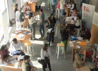 Decenas de personas entrevístáronse direcatemente coas empresas na feira de emprego de Vilagarcía