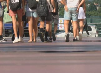 Comerciantes da Pasarela, fartos de pelotadas, piden que se regule o uso do balón na praza
