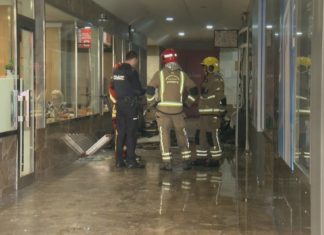 A explosión dunha bombona de camping gas provoca un incendio nun céntrico negocio de Vilagarcía