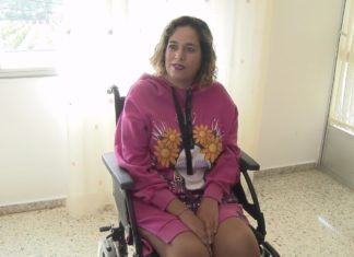 Merchi Álvarez manifestarse en Santiago para solicitar apoio á Xunta no seu tratamento contra a Ame