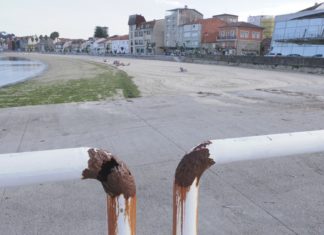 Veciños Independentes da Pobra insta a Portos a reparar o mobiliario da explanada portuaria