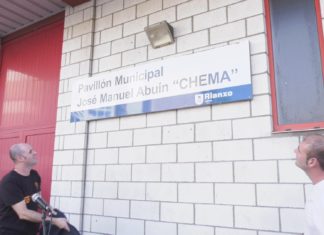 O nome de José Manuel Abuín ‘Chema’ xa loce na fachada do pavillón municipal de Rianxo