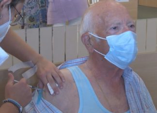 Arranca a dobre campaña de vacinación contra a covid e a gripe para os maiores de 85 anos
