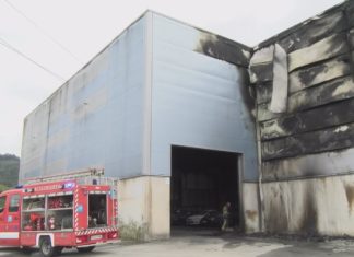 A Garda Civil investiga un incendio na nave de Espectáculos Lito en Caldas