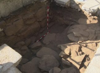 As escavacións de Fefiñáns atopan a estrutura da antiga escalinata frontal da igrexa de San Bieito As escavacións de Fefiñáns atopan a estrutura da antiga escalinata frontal da igrexa de San Bieito