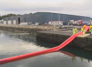 O Porto de Vilagarcía realiza un simulacro para controlar verteduras con seus propios medios O Porto de Vilagarcía realiza un simulacro para controlar verteduras con seus propios medios