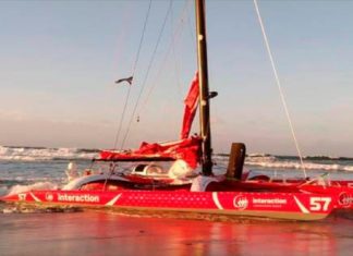 Continúan as labores para a retirada do trimarán encallado na Ladeira
