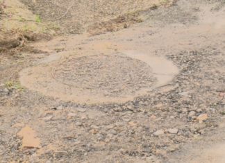 Un veciño de Outeiro denuncia o mal estado da pista que dá acceso ás vivendas