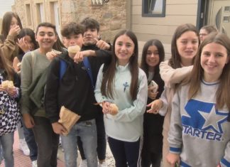 Centos de nenos e nenas da Illa percorren as rúas pedindo ‘unha limosniña para os que van alá’ Centos de nenos e nenas da Illa percorren as rúas pedindo 'unha limosniña para os que van alá'