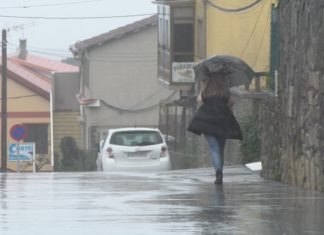 Os peóns gañan espazo na reforma da estrada entre Noalla e A Lanzada