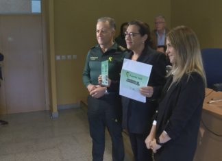 A Garda Civil de Pontevedra equípase con pictogramas para facilitar a comunicación con persoas con autismo