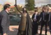Monchiña xa é unha veciña máis de Cambados grazas á escultura creada por Gogue e Lucas Míguez