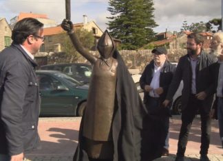 Monchiña xa é unha veciña máis de Cambados grazas á escultura creada por Gogue e Lucas Míguez