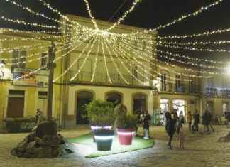 Noia acende o seu Nadal cun espectacular alumeado e decoración ornamental