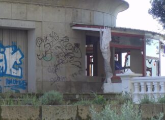 Denuncian o mal estado do antigo balneario de Vilagarcía e o perigo das persoas que pernoctan no seu interior Denuncian o mal estado do antigo balneario de Vilagarcía e o perigo das persoas que pernoctan no seu interior