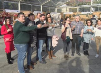 Cambados inaugura un mercado de Nadal que inclúe xoguetes, roupa ou comida entre outro produtos típicos destas festas Cambados inaugura un mercado de Nadal que inclúe xoguetes, roupa ou comida entre outro produtos típicos destas festas