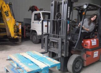 15 particpantes do obradoiro de emprego do Salnés amplían a súa formación co curso de manexo de carretillas elevadoras e frontais