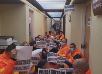 Traballadores das ambulancias péchanse en Montecelo para denunciar o impago das nóminas de decembro
