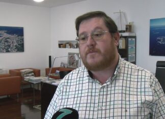 O alcalde da Illa reincorpórase ao traballo na alcancía despois de romper a clavícula nunha agresión