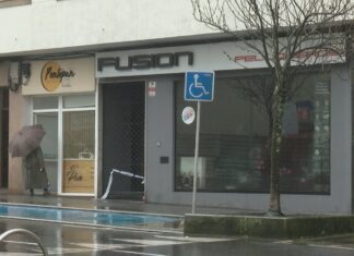 Un cento de veciños, evacuados das súas vivendas polo incendio nun salón de peiteado
