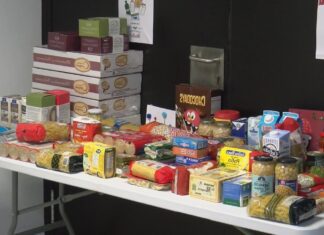 Gran resposta dos ususarios da piscina de Cambados á campaña solidaria de recollida de alimentos Gran resposta dos ususarios da piscina de Cambados á campaña solidaria de recollida de alimentos