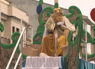 Cambados presenta unha cabalgata ‘espectacular’ con catro carrozas, música, patinadoras e zancudos Cambados presenta unha cabalgata 'espectacular' con catro carrozas, música, patinadoras e zancudos