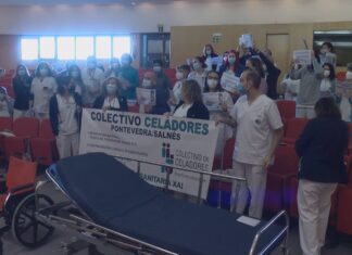 O colectivo de celadores péchase 24 horas en Montecelo para que se atendan as súas demandas