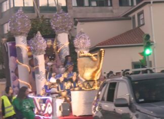Dez carrozas e diversos espectáculos de animación compoñen a cabalgata de Ribeira