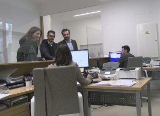 Diego Calvo supervisa as melloras acometidas na casa consistorial de Porto do Son