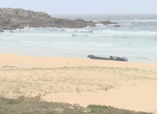 Aparecen dúas ‘narcolanchas’ nas praias do Vilar e Espiñeirido en Ribeira