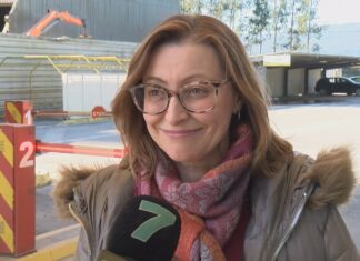 Sorrisos e lágrimas de felicidade entre o persoal de ENCE tras coñecer a sentenza que avala a continuidade en Lourizán